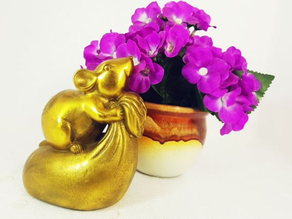 Tượng chuột tha bao tiền bằng đồng