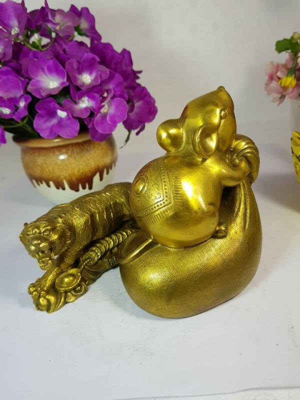 Tượng chuột tha tiền về nhà bằng đồng