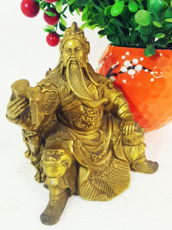 Tượng quan công ngồi đọc sách bằng đồng